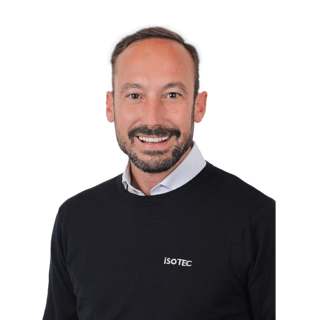 ISOTEC Mitarbeiter im Porträt vor neutralem Hintergrund